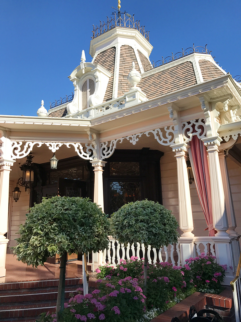 Exterior of Plaza Inn Restaurant Disneyland