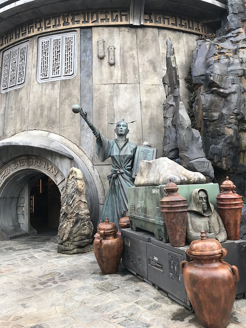Star Wars: Galaxy's Edge statues in Disneyland